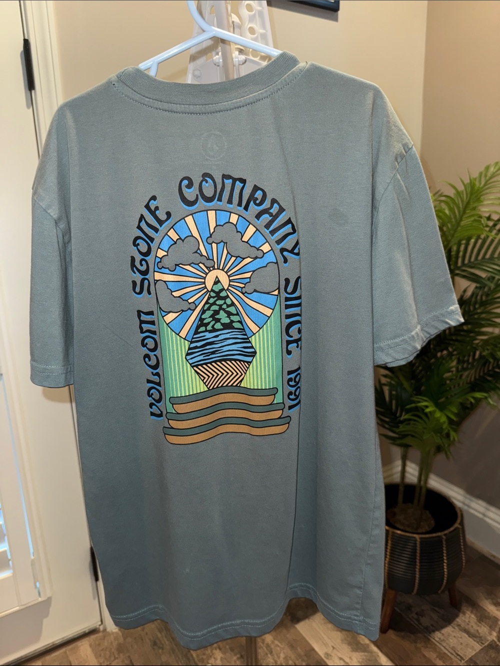 Boys Volcom Men's Sage Green Short Sleeve size medium 10/12